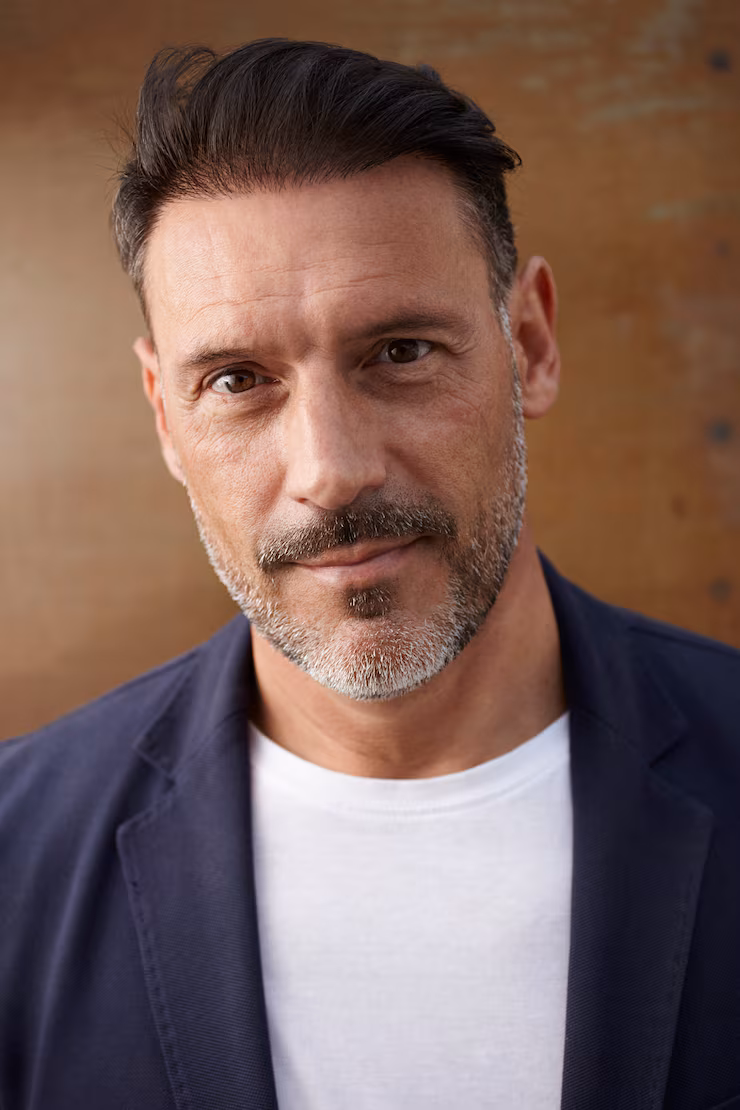 homme age mur portant penchee fond couleur rouillee 150588 70